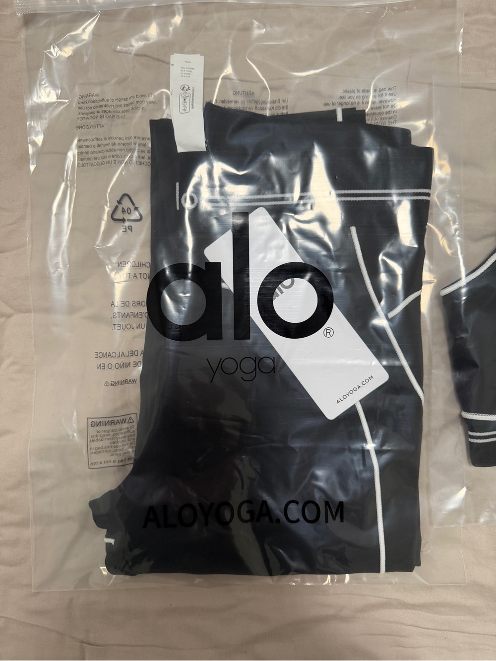 NWT Alo Yoga Black Activewear Set - Bra & Piping Leggings - Picture 8 of 8